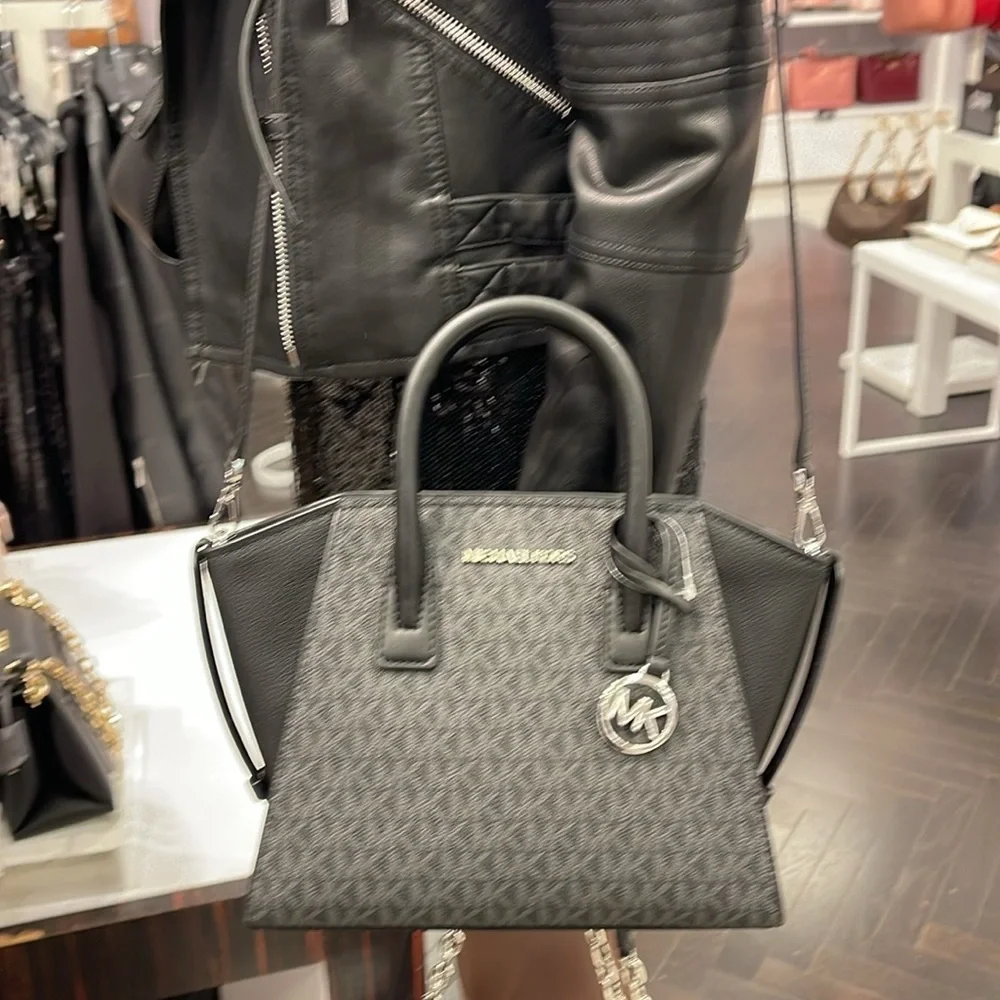 MICHAEL KORS
Avril Small Logo Top-Zip Satchel
COLOR BLACK
NWT - Picture 15 of 16